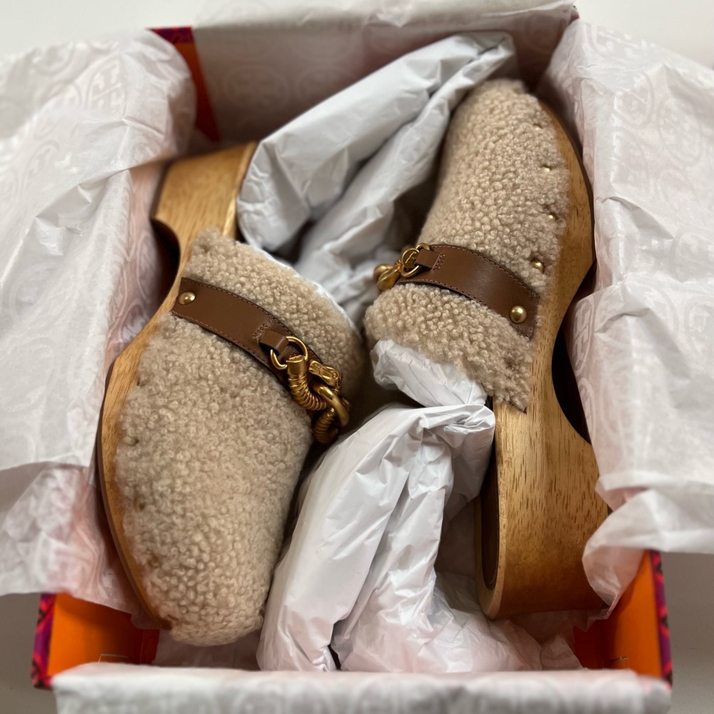 TORY BURCH JESSA CLOG BUTTERMILK Royal Tan SHEARLING EQUESTRIAN GOLD LOGO-Sz 6.5
